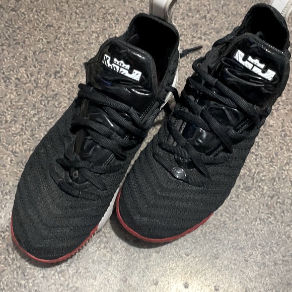 Lebrone shoes size 6y son wore literally 3 times - Picture 1 of 4